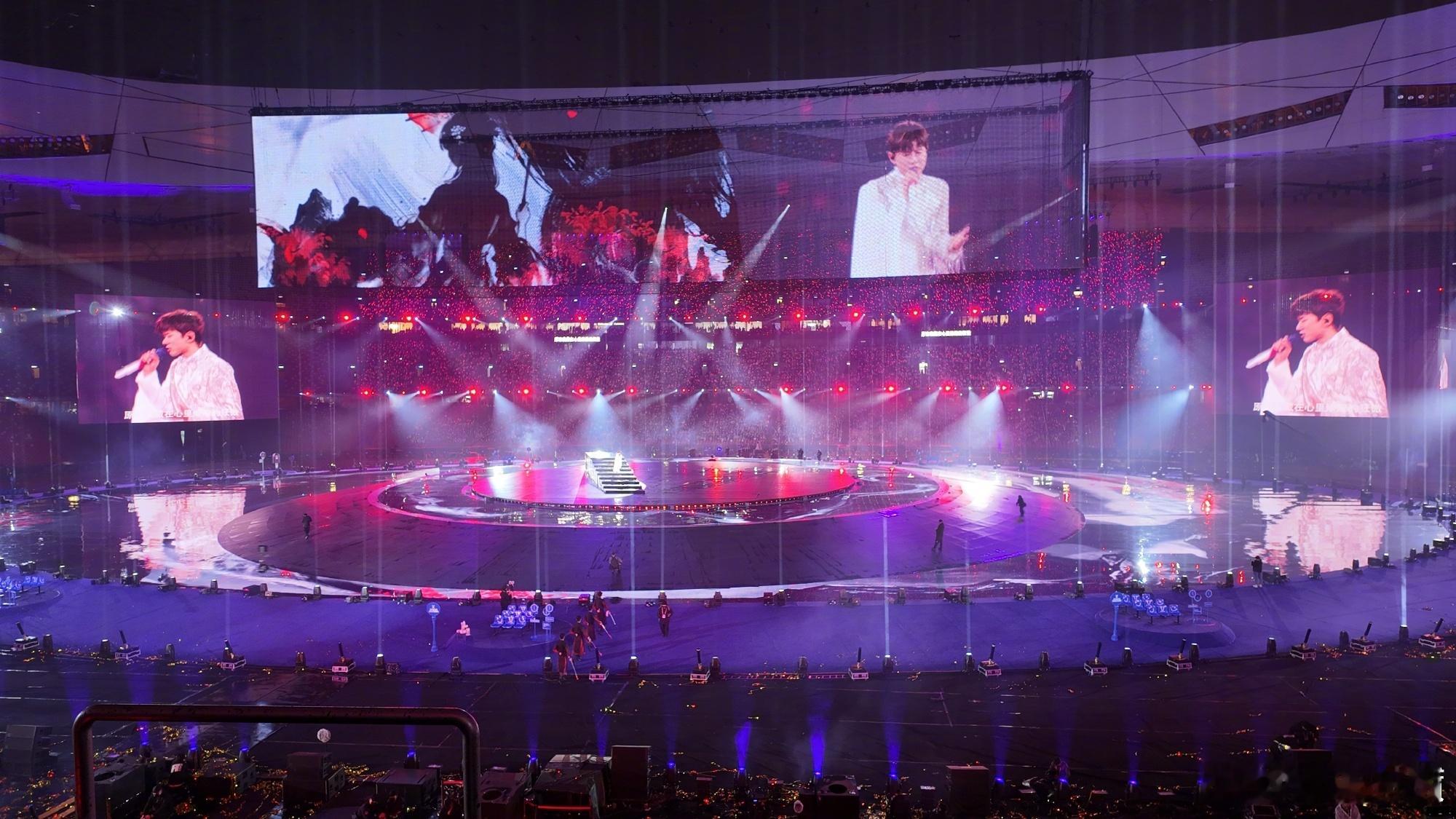 叶一茜晒张杰演唱会合照 发博晒浪姐在张杰演唱会的合照，连连夸杰哥太牛了看到姐姐们