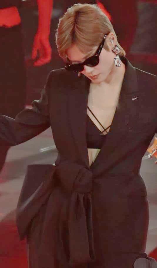 李宇春终于有女人味了 