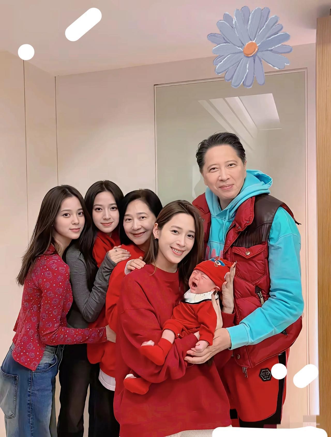 到底这个柳叶眼和这个圆眼哪个会更更抗老呢
当然是圆眼咯[呲牙]
看看这一家人就知