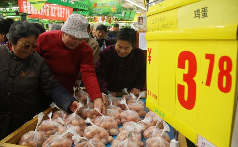批发市场鸡蛋暴涨，为啥你买的品牌蛋始终一个价？

今年鸡蛋批发价一路飙升，创下十