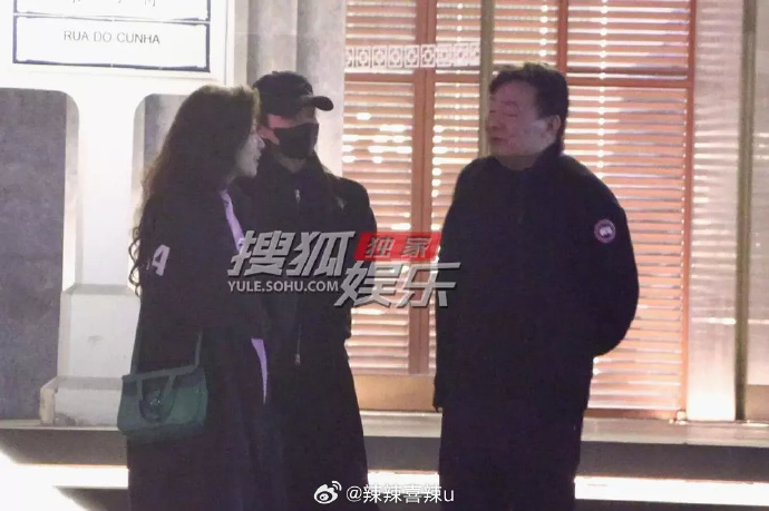 宋轶和朋友聚餐吃火锅 有八卦媒体拍到宋轶和朋友们聚餐吃火锅，她戴着黑帽子低调出行