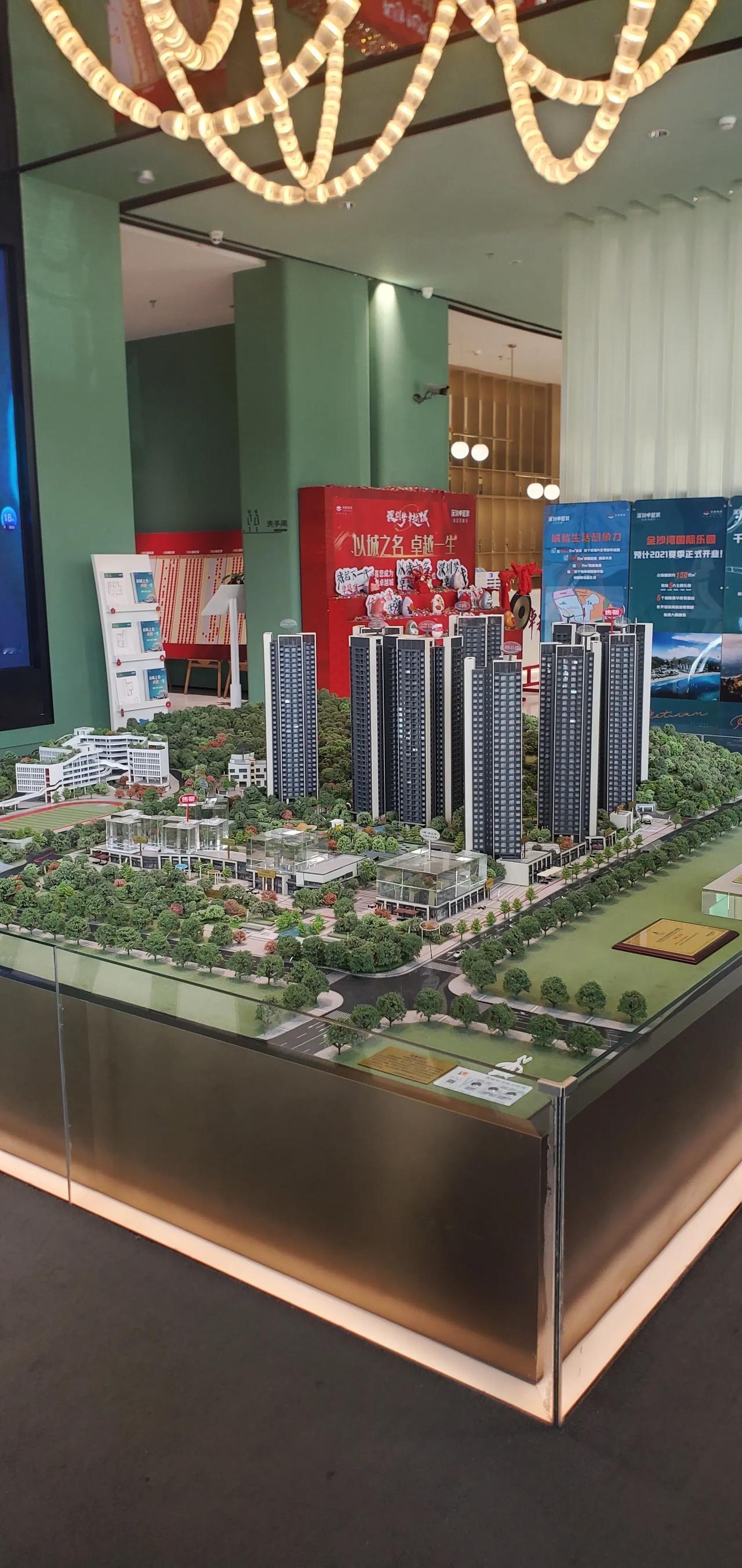 根据深圳国土局数据，2月份新房成交2041套，二手房成交2058套。相对于去年增