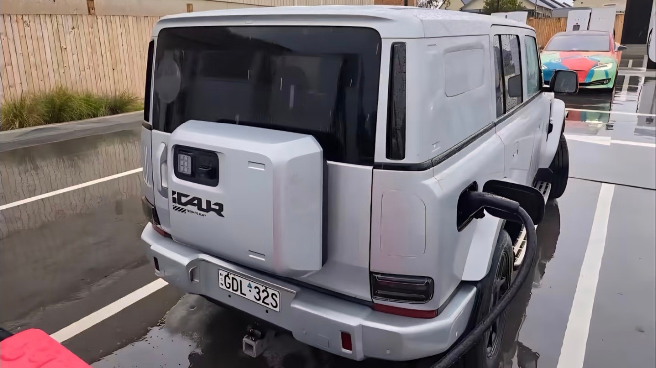 iCAR V25 纯电已经去伪装路测了但好像不会在国内上？反正香港是有的 ​​​