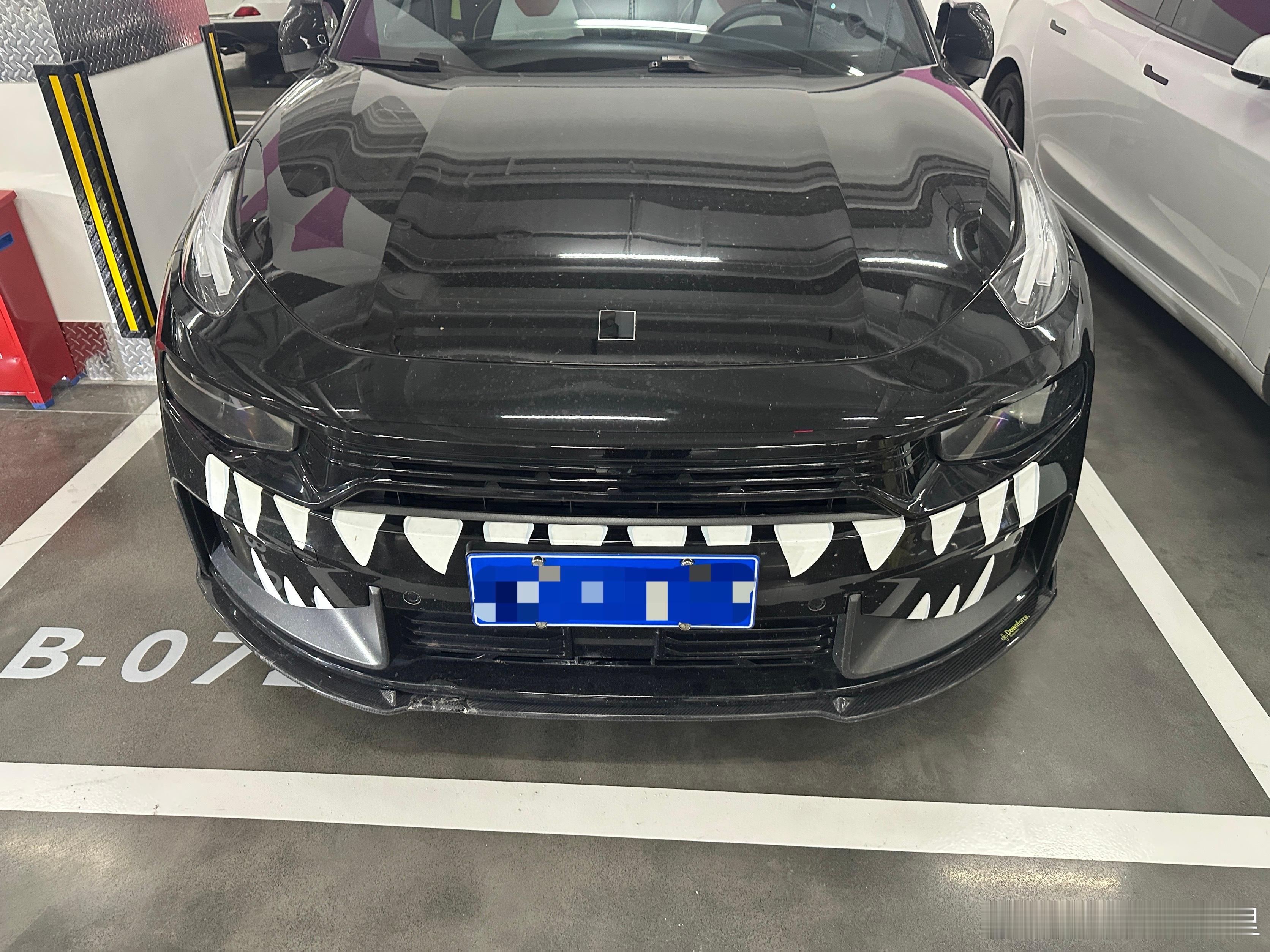 停车场遇到了龇牙咧嘴的车车🚗 