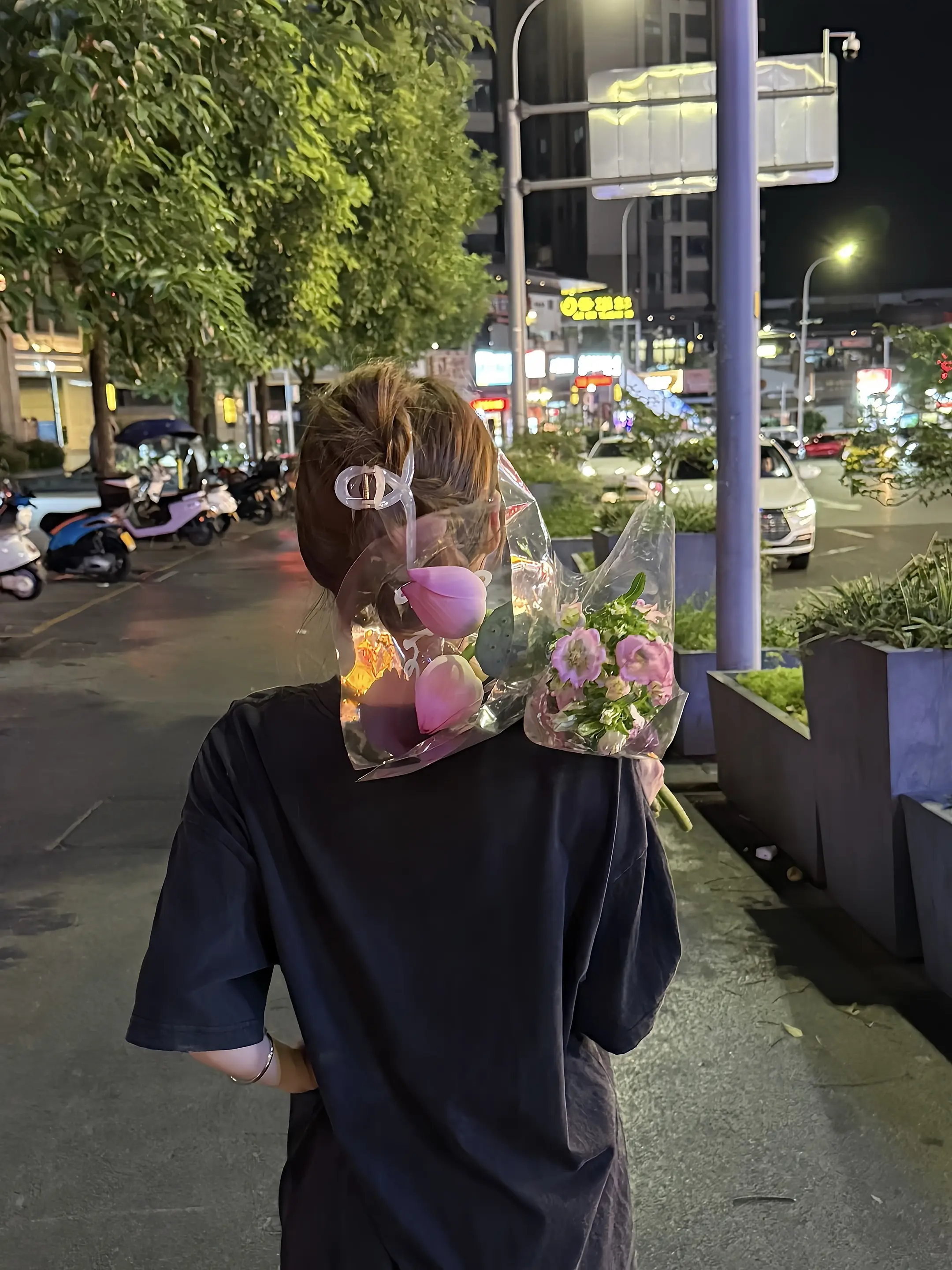 我是一个幸福主义者  从不扫自己的兴  从不等任何人