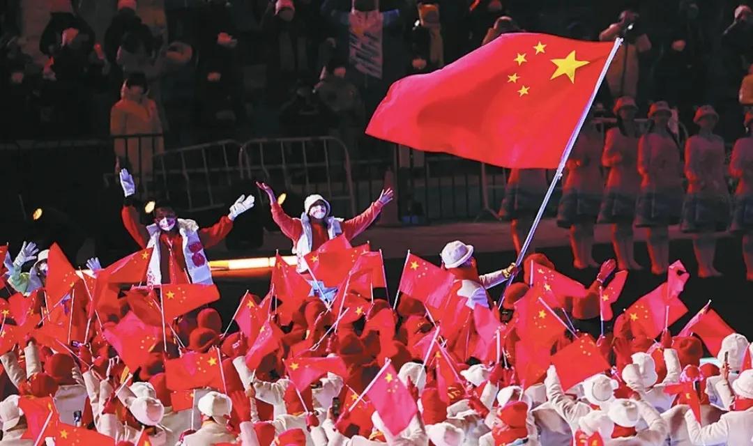 巴黎奥运会闭幕式，有四个想不到：
 
1、想不到，孙颖莎代表亚洲运动员出席了闭幕