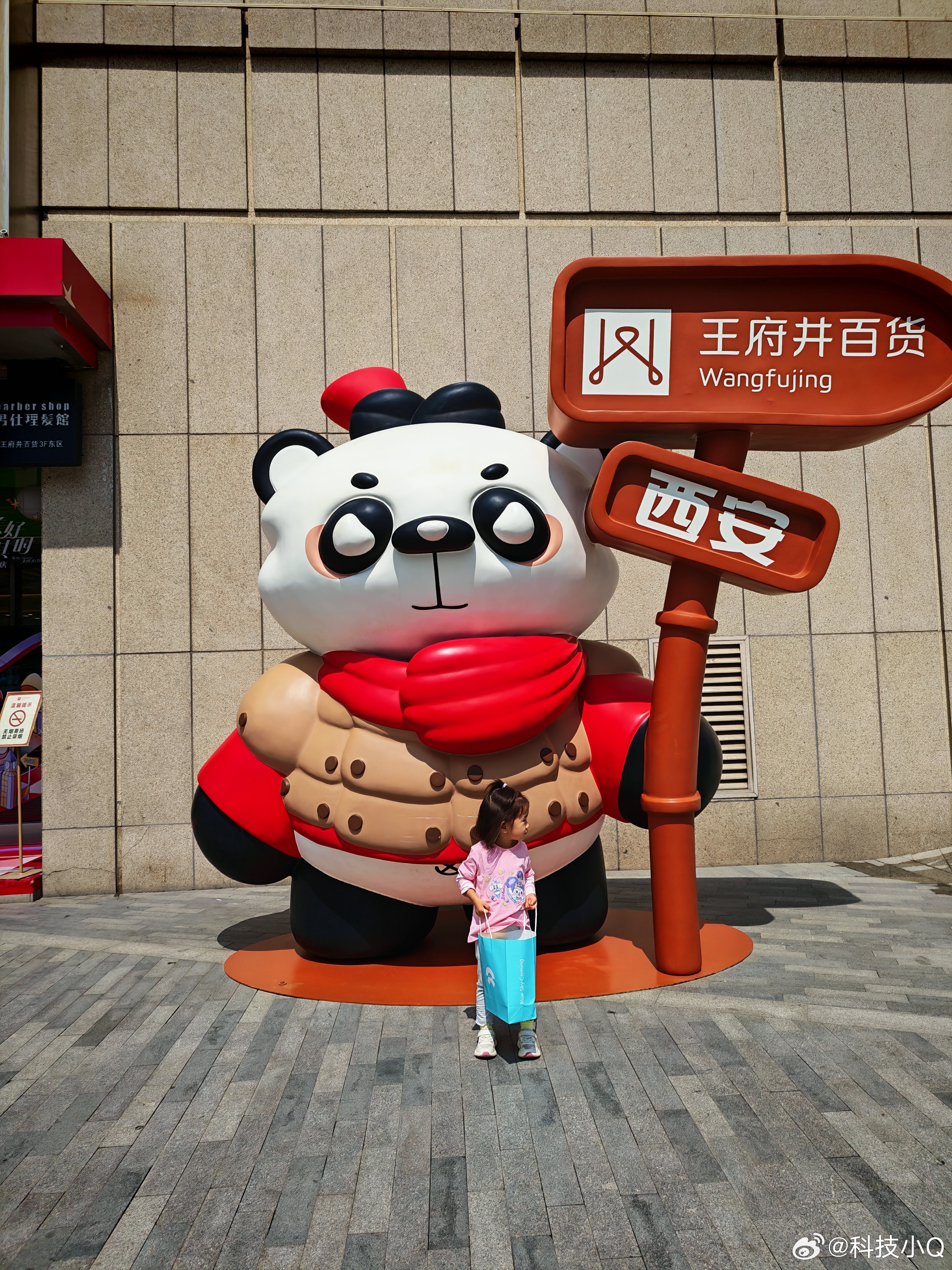 今天去了趟蔚来店，看了看ES8本来是不想去的，蔚来销售太热情，怎样都想让我试驾一