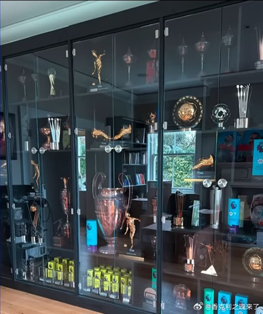 科尔克茨谈及他为萨拉赫拍摄的那张奖杯与荣誉柜照片：“当你亲眼看到它时，感觉绝非寻