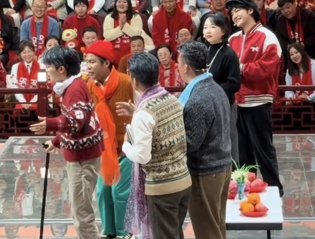 周深给宋小宝唱出鸡皮疙瘩了 宋小宝听周深唱歌震惊到现原形，全程表情包，完美复刻我