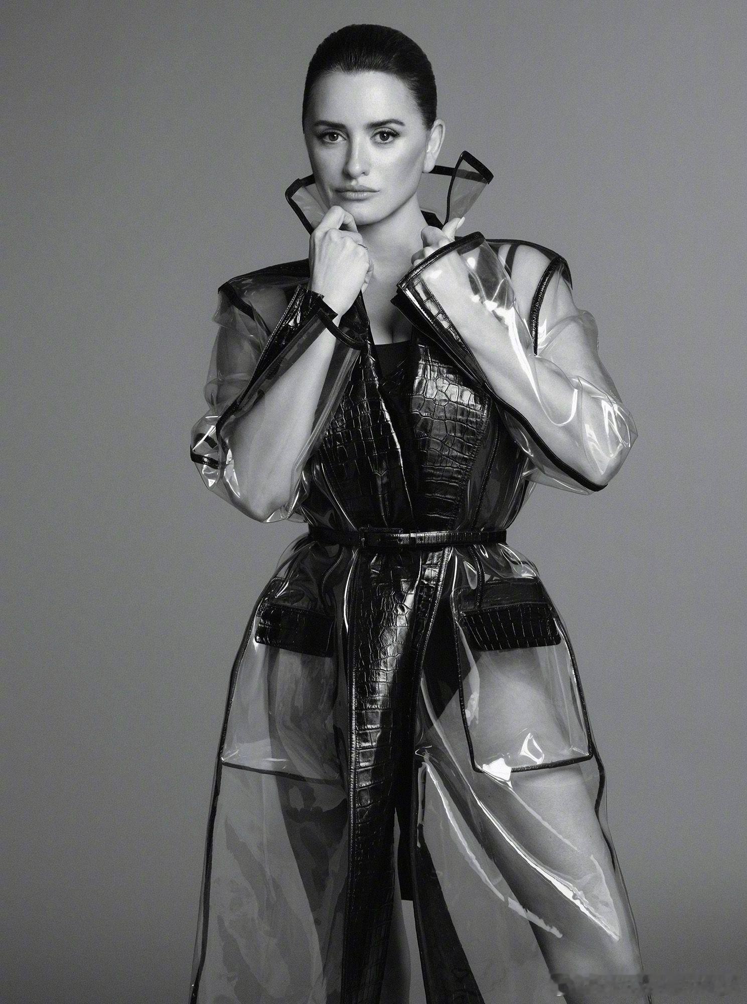 西班牙版 VOGUE 九月刊，Penélope Cruz 身着 CHANEL 坐