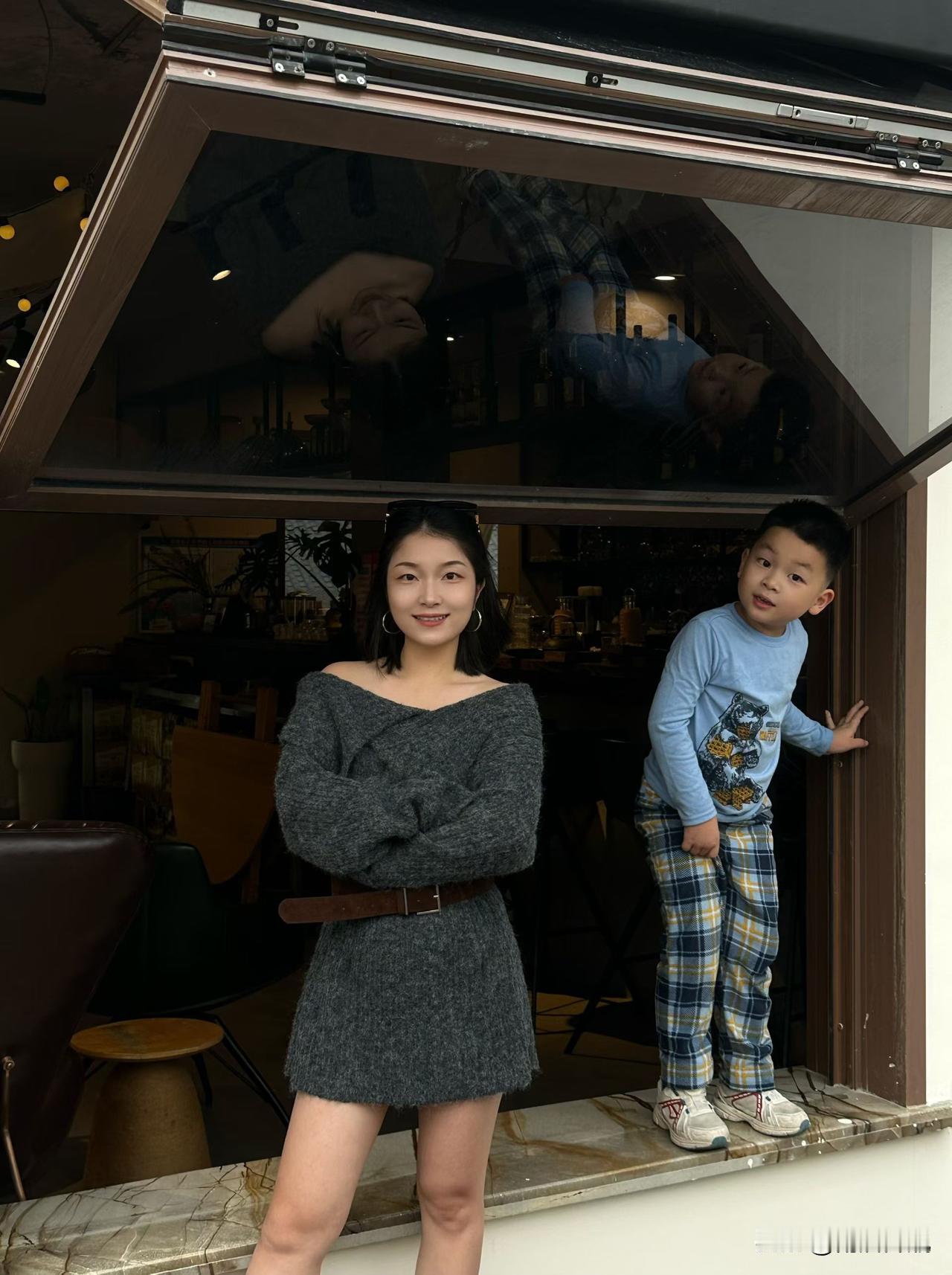 “咦！在拍照，也不给我说声？”
—幸福的母女俩。