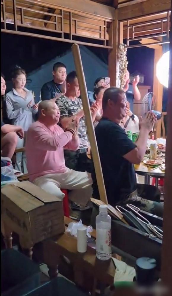 二驴驴爸一家，把大舞台开到老家的驴家大院，现在大院所在地八面通的知名度已不输辛巴
