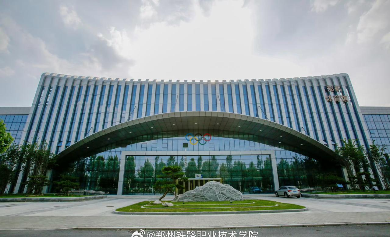 承七十六载风雨砺洗，载航空报国之荣光；
循立德树人初心脉络，启逐梦蓝天新章；
春
