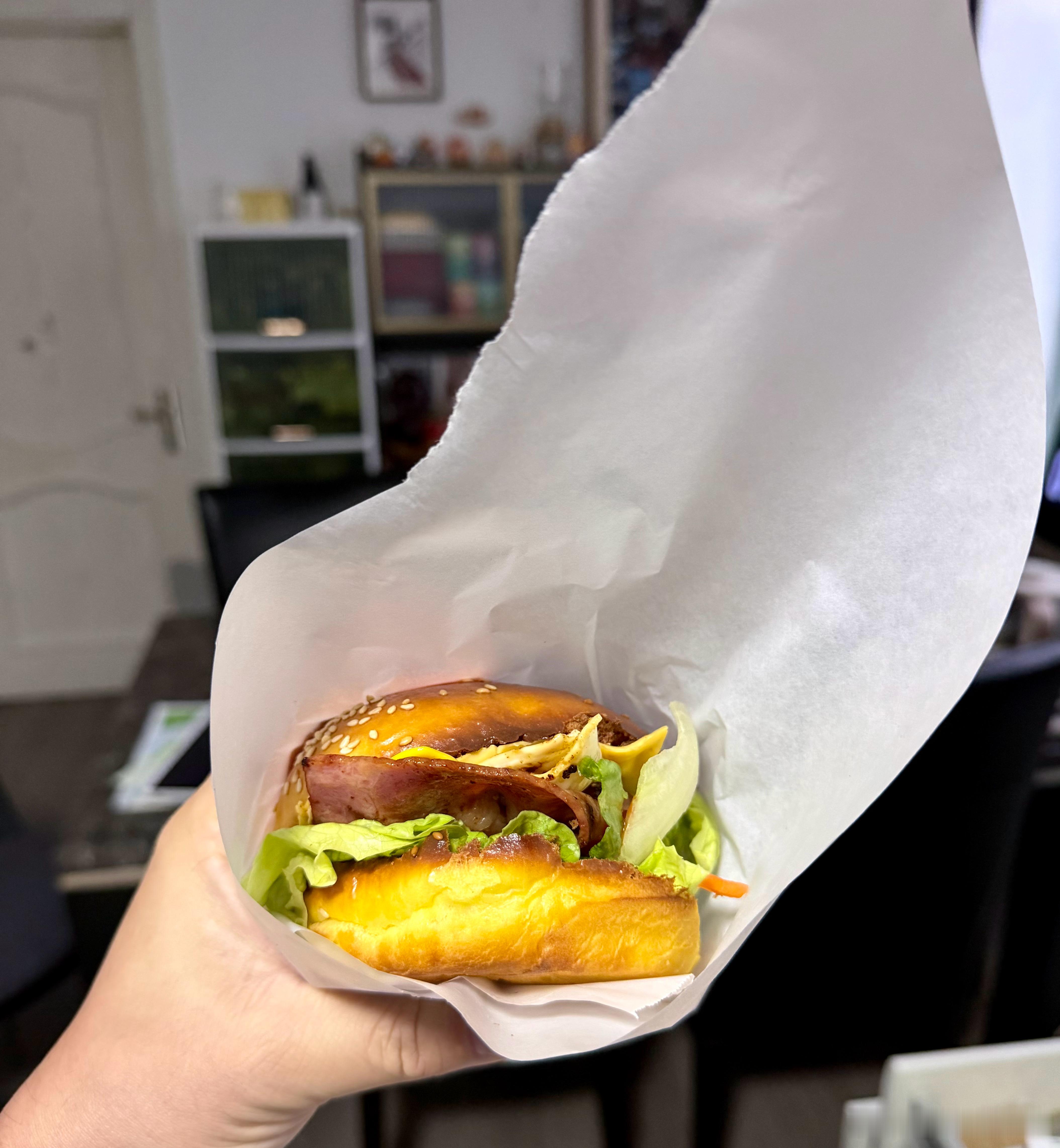 女儿想吃汉堡了，作为曾经的世界五百强经理，这还不是手拿把掐的小事啊，哈哈，早安