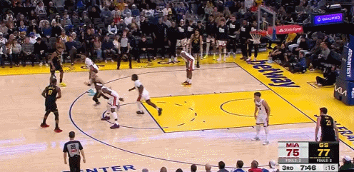 大事不妙！巴特勒似乎伤了膝盖！
在今天NBA常规赛勇士对阵热火的第三节比赛中，巴