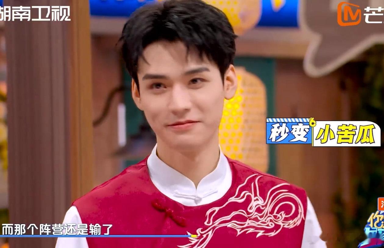 龚俊淋了一大桶水哎呀妈呀！龚俊换阵营也没用，一大桶水直接把他淋成了“水人”，这画