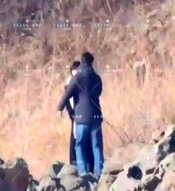 零下三度的海边，俩人抱着不撒手，冻得直哆嗦也不喊停。
 
观众一看：哟，这不是剧