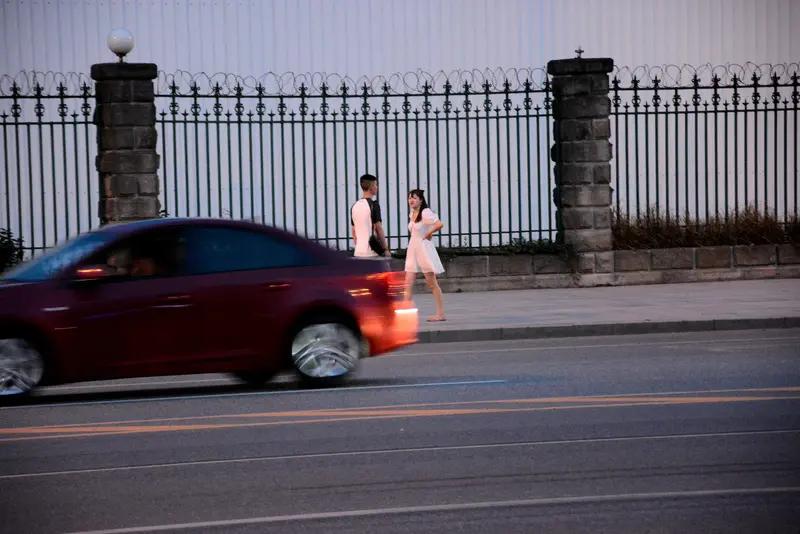 1月22日河南郑州，情侣吵架从车上直接下车站车头拦路，绿灯车辆起步两人