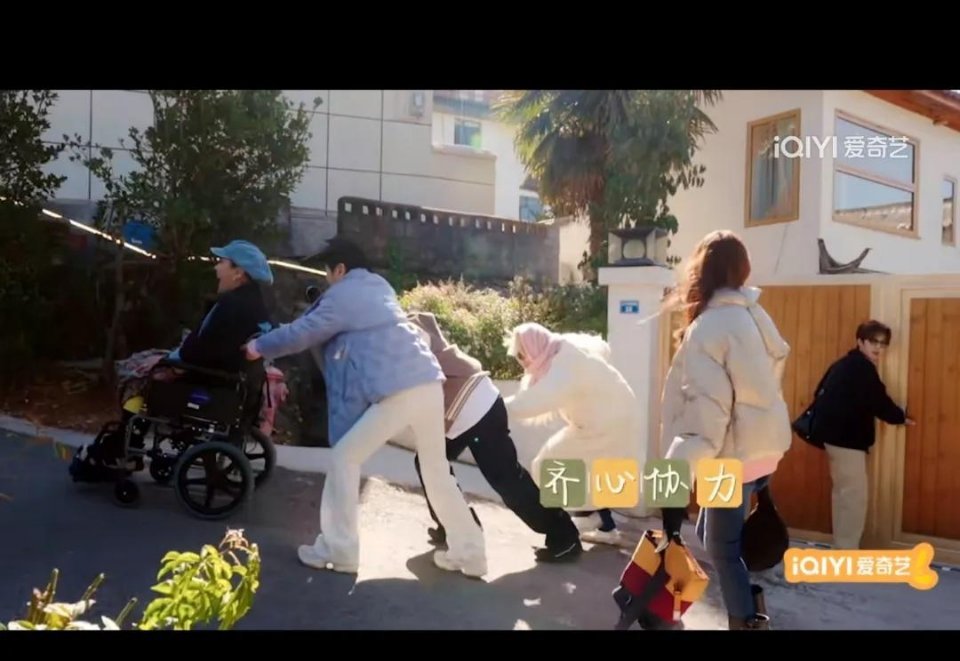 《一路繁花》向太这波操作，是“麻烦制造机”还是“真香警告”？那天看他们推着向太逛