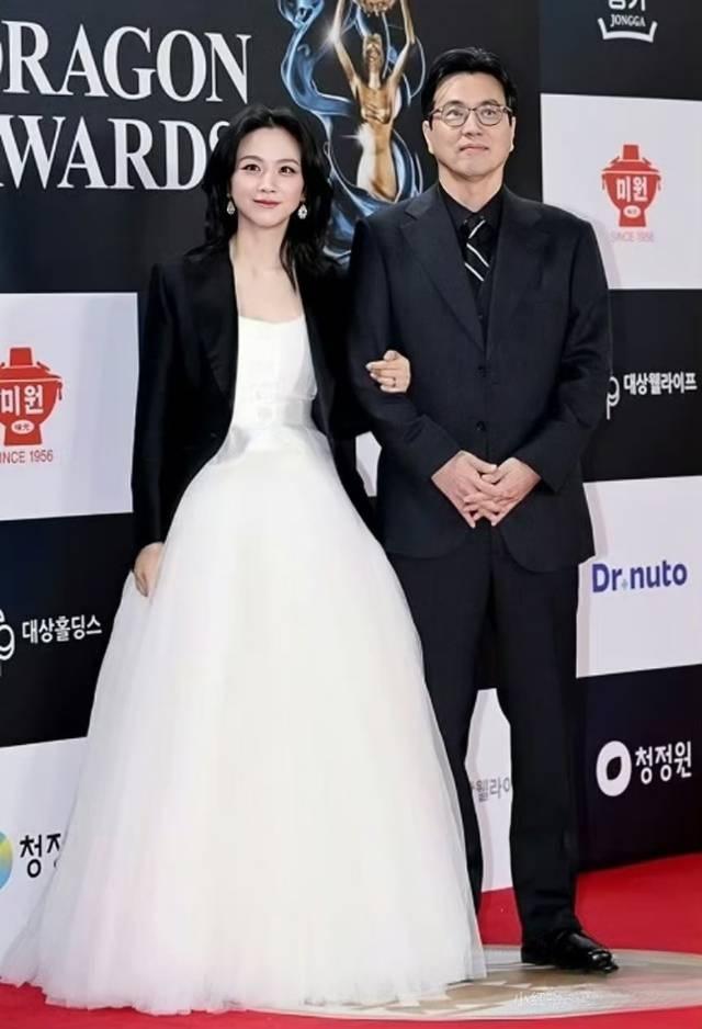 汤唯官宣二胎！孩子性别暂不方便透露
汤唯老公金泰勇今年56岁，汤唯今年46岁，两