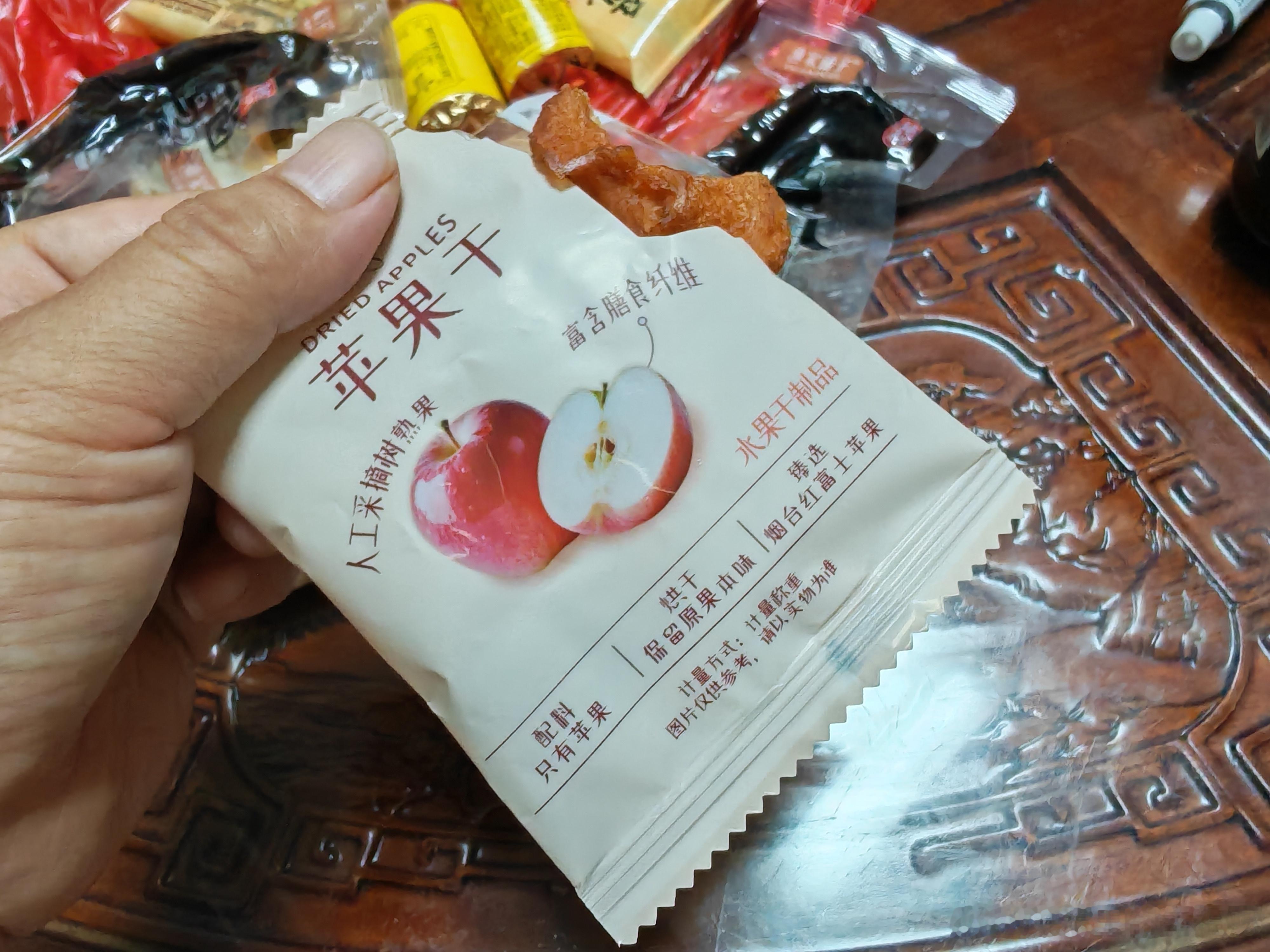 娃娃分我的零食这苹果干挺不错的 