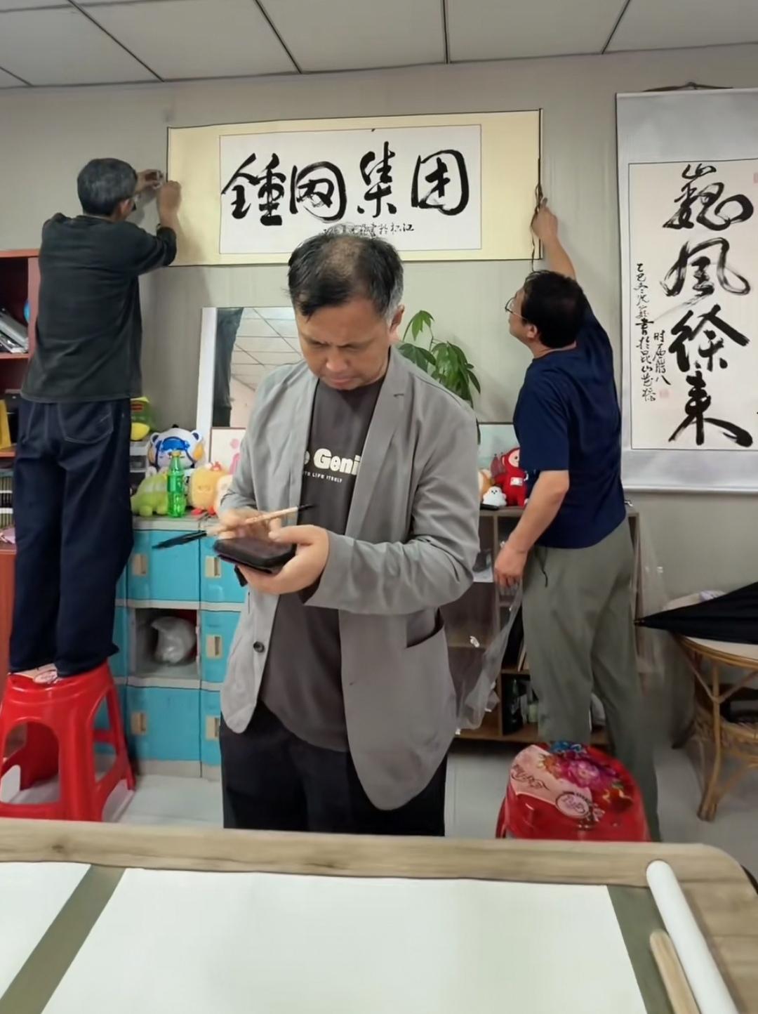 黄河画家徐慧君邀请沈巍直播讲画的活动默默取消了，沈巍似乎早有先见之明，他至始至终