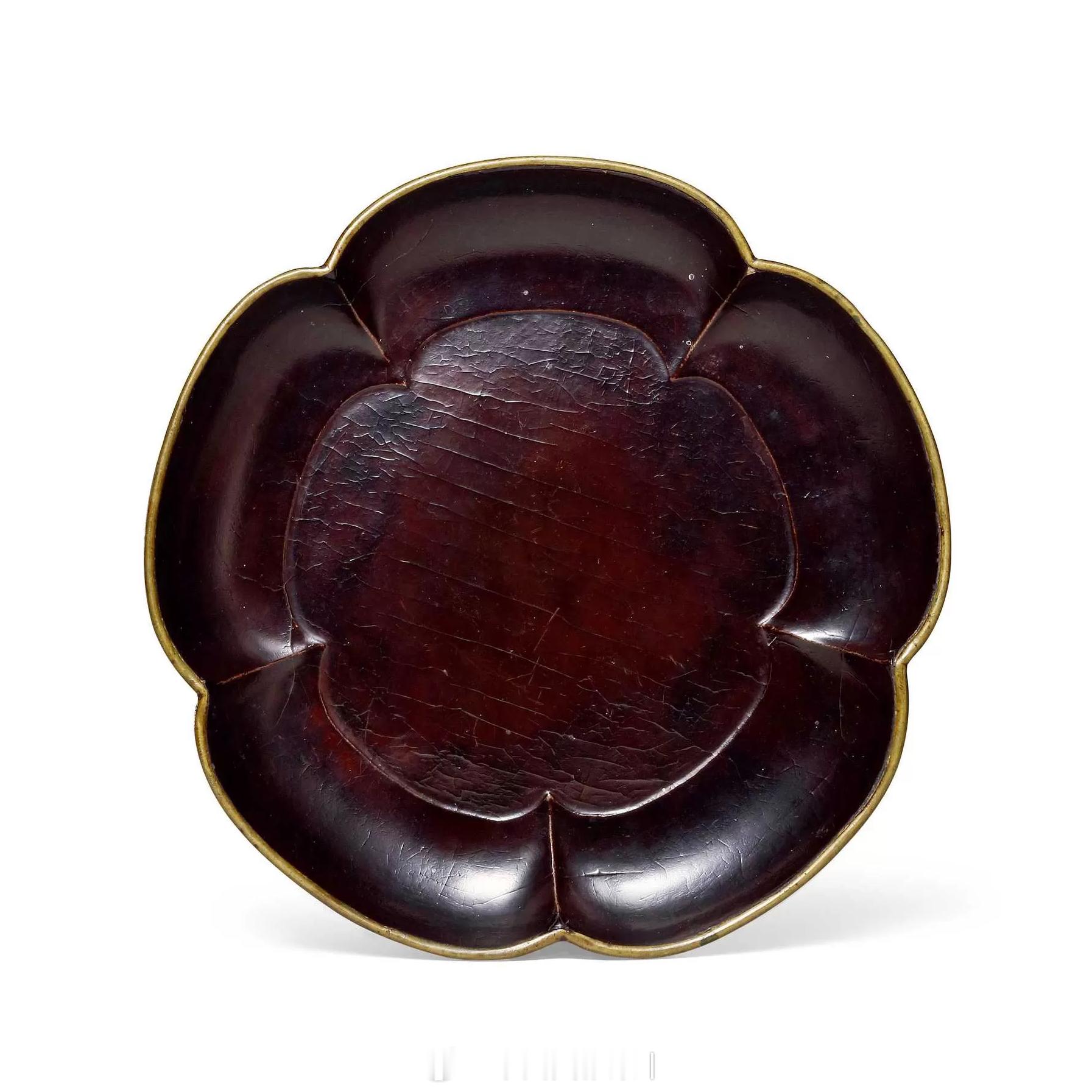 髹饰录 | 元末明初 黑漆梅花口盘此漆盘制作工谨，宛如盛开的花朵，五瓣均匀，口沿