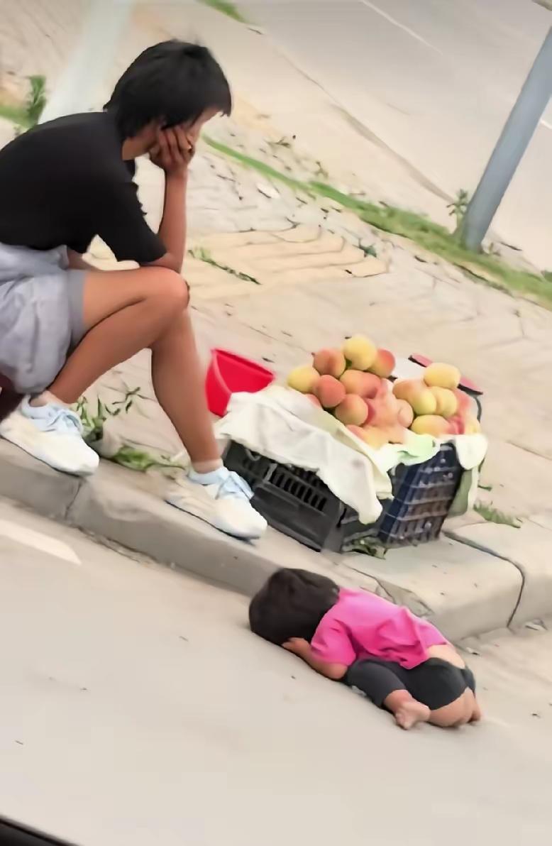 太心疼这孩子了，就这么趴在水泥路上睡着了……


看到网友发的一张图片，有点心酸