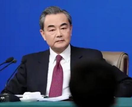 现在不管日本背后有没有美国，我们已经不打算继续等下去了，王毅直言：我们有权对日本