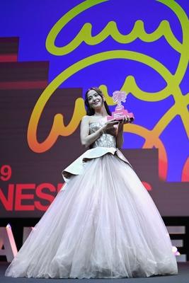 金智秀
在第九届戛纳国际电视剧节
荣获“Madame Figaro新星奖”
成为