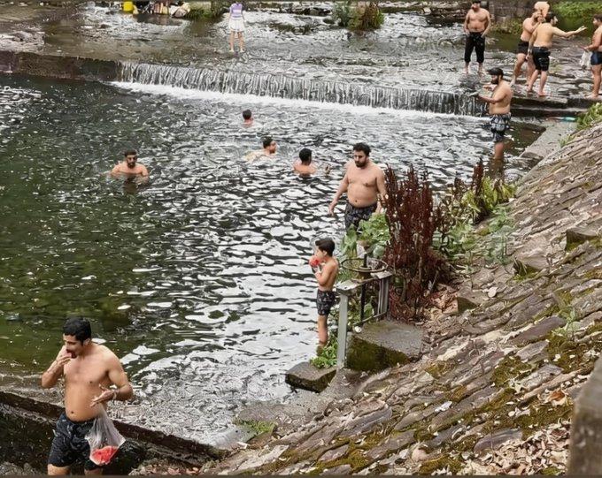 端午去绍兴平水日铸山庄踩水，发现和往年差别特别大。
 
这条小溪本来是本地人心照