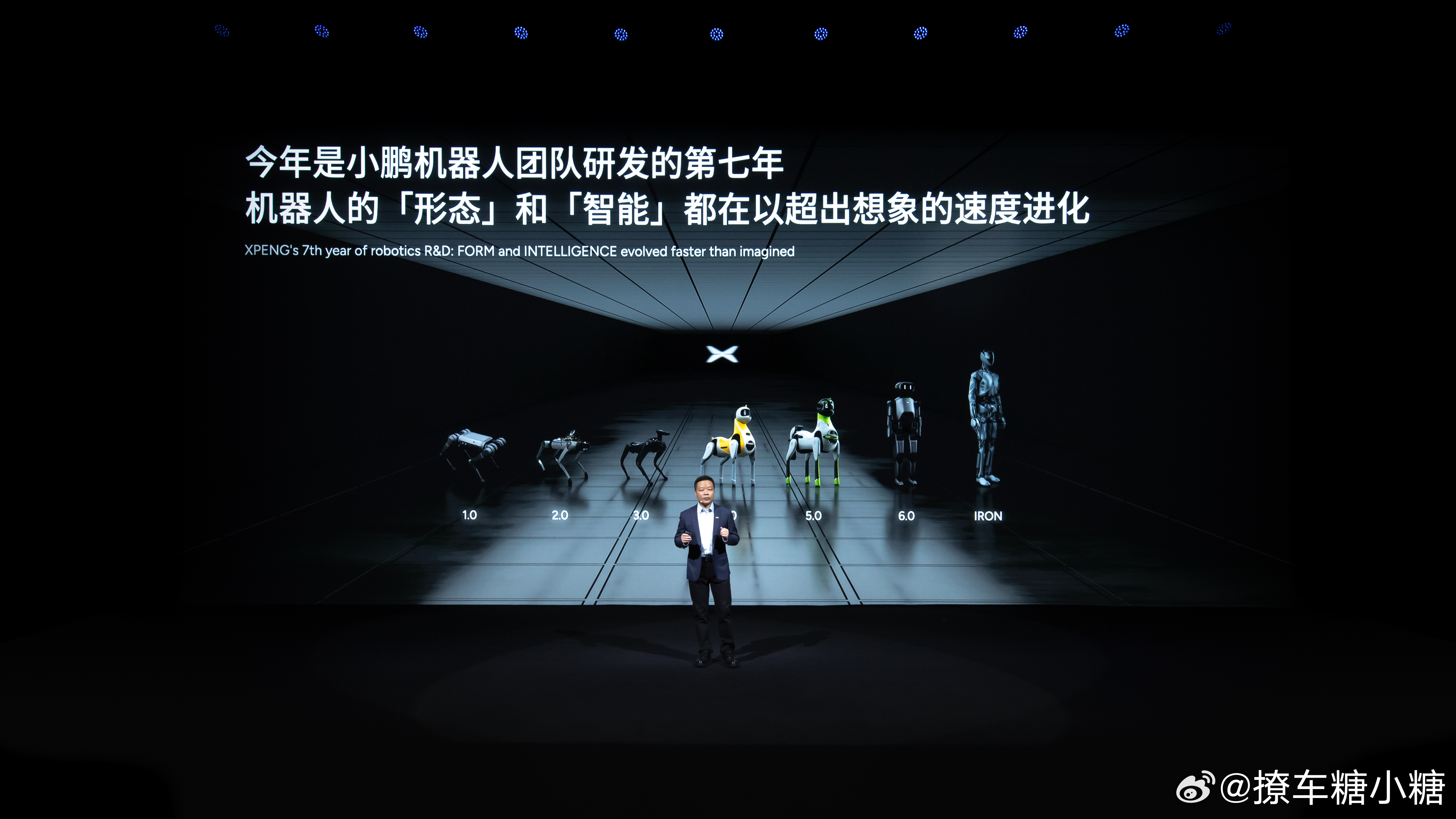 小鹏机器人会走猫步太像人了何小鹏首次披露物理AI巨大进展大V聊车 最近AI科技、