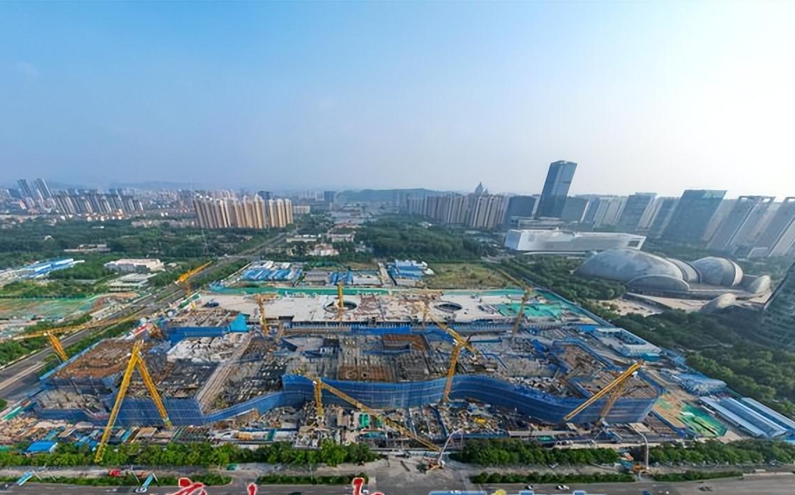 近日，济南西客站片区中轴线B-4二期项目施工现场塔吊林立、机械轰鸣，山东省规模最