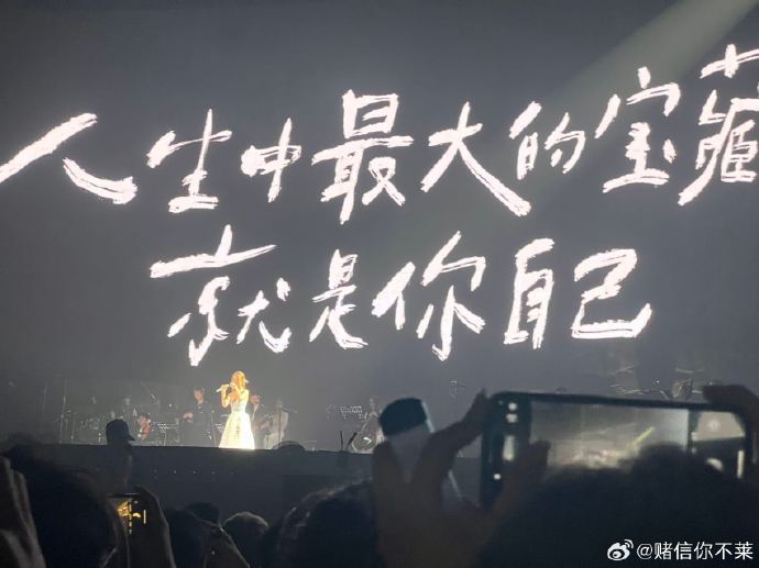 薛凯琪当歌手也没逃过吊威亚看她吊威亚，就像在欣赏一场空中舞蹈，与音乐完美融合。旋