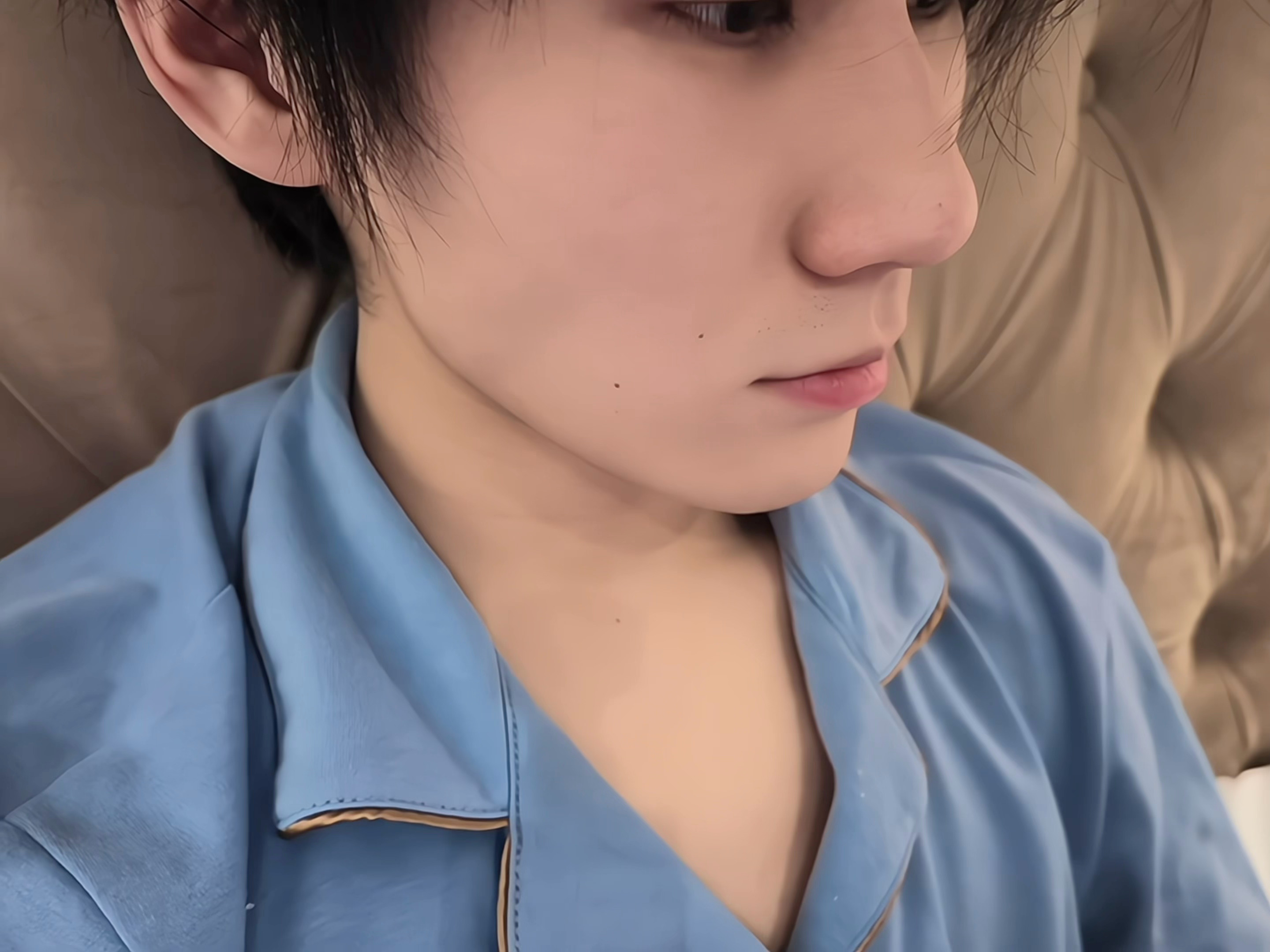 完全听不进去张真源讲什么鬼东西 注意力全在脸颊痣上 完蛋了、 