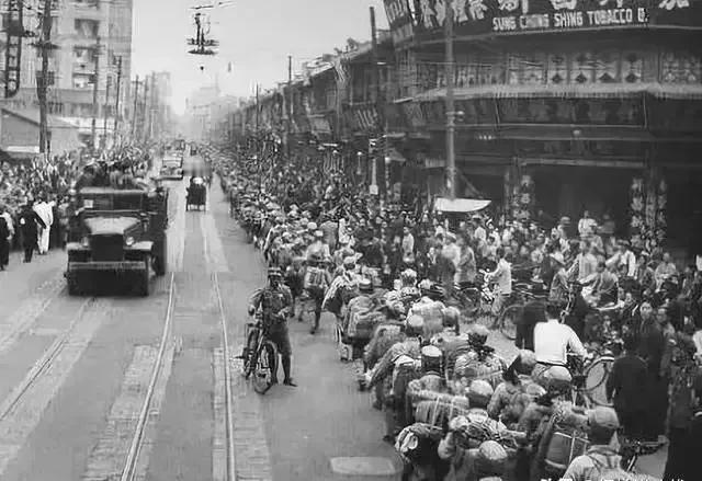 自廖耀湘兵团在辽西被围死以后，沈阳城已无防守之力，卫立煌也没有事情可做了。蒋介石