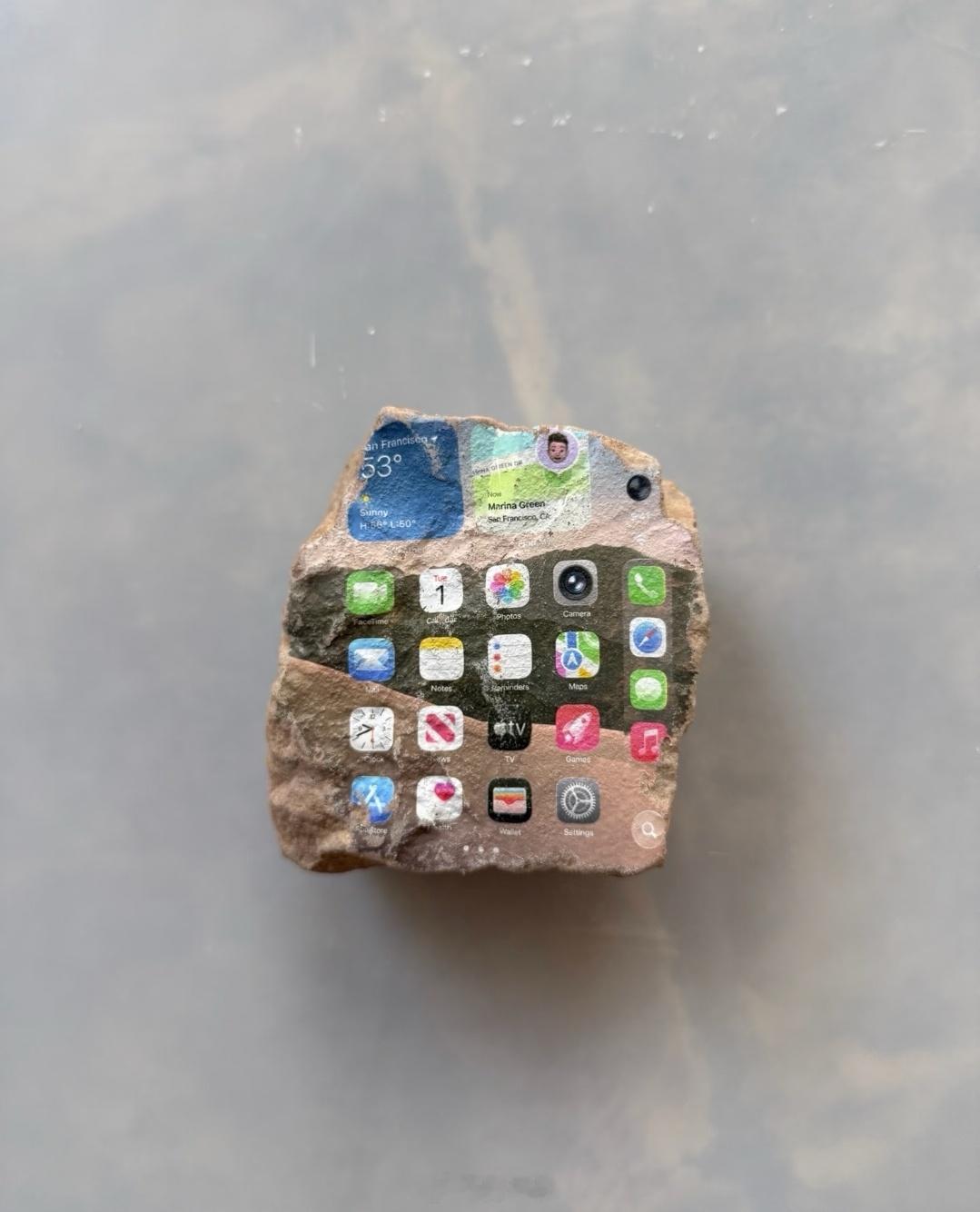 当iPhone变成史前化石，这是艺术家设计的创意作品，手机界面停留几秒钟就会被划