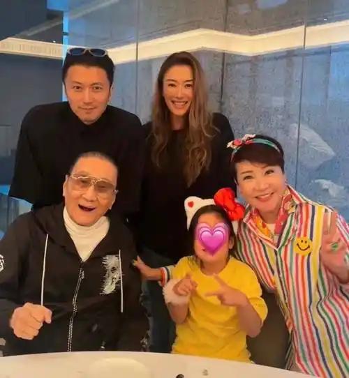 “谢贤遗嘱曝光，炸了锅了。1 个亿的遗产，90% 给了前儿媳张柏芝和两个孙子，亲