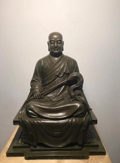 “必须严查！”近期，有游客在北京观复博物馆参观时，发现展柜里一尊铜造像越看越眼熟