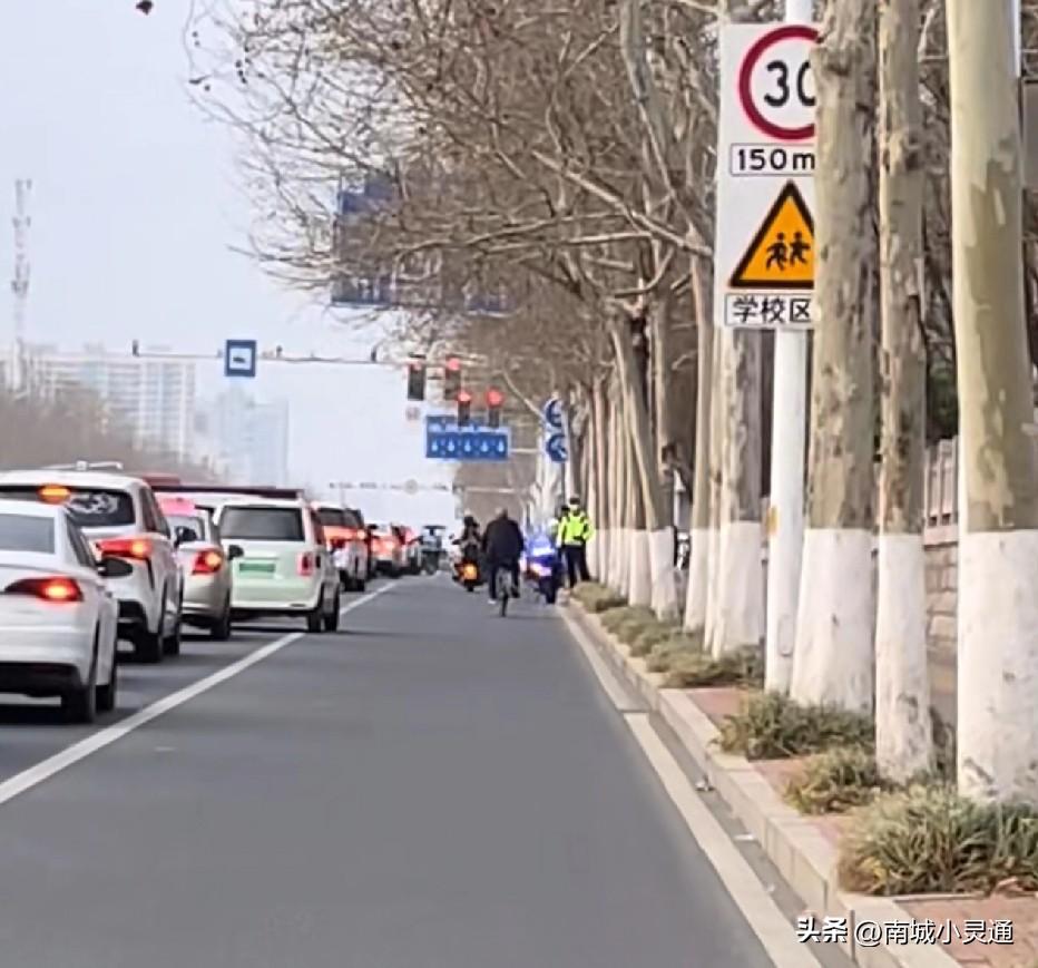 交警等的就是你，让你骑电动车车不戴头盔。不遵守交通规则不拦你拦谁？
你还好意思牢