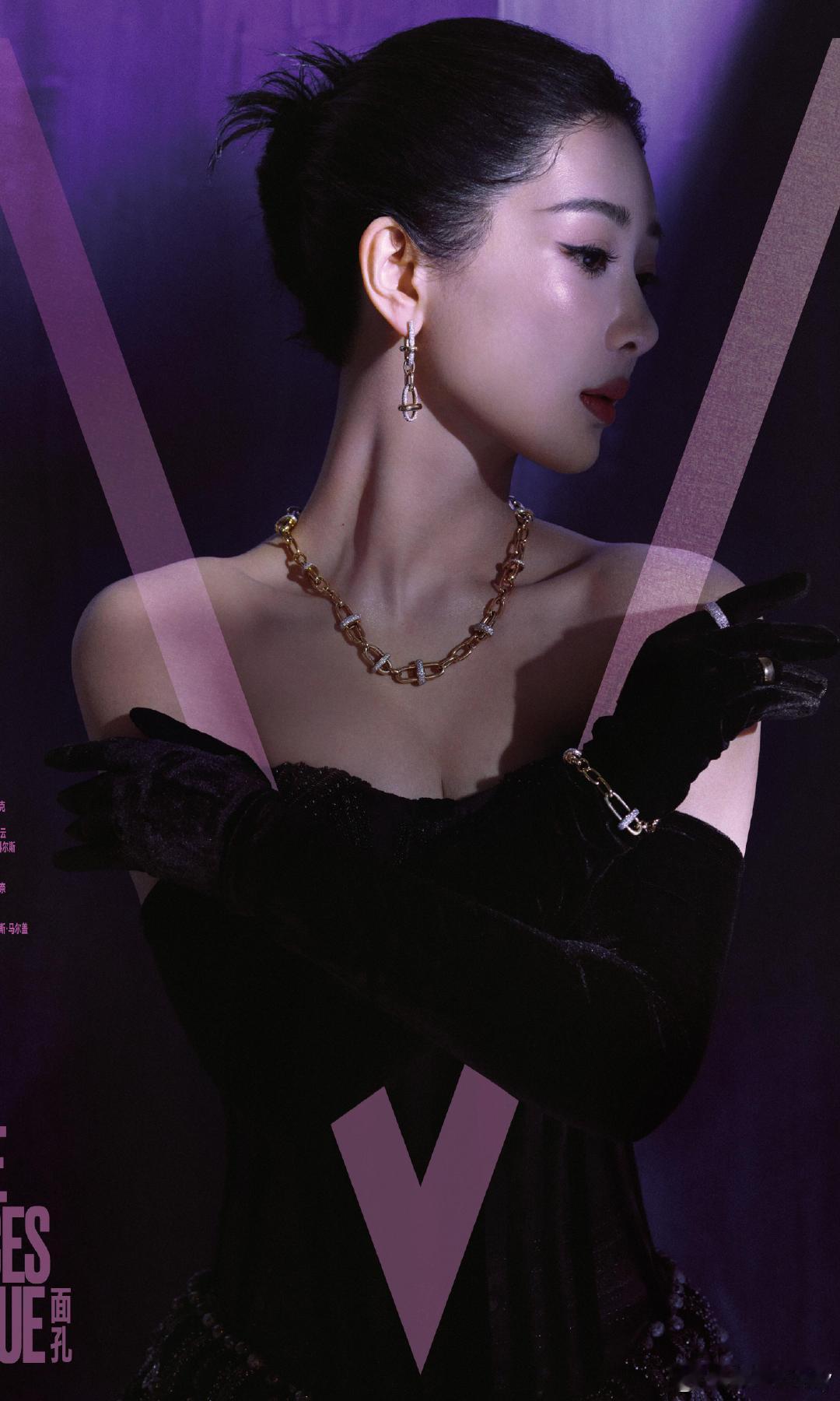 杨紫V中文版金九封面 视后解锁金九刊！高定轻纱似展翅雌鹰，冷调光影搭配魅惑红唇，