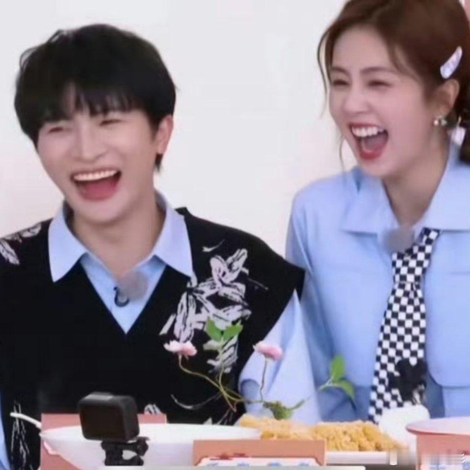 周深看白鹿高能破案 周深献唱《唐宫奇案之青雾风鸣》主题曲《谜宫》上线，第五次给白