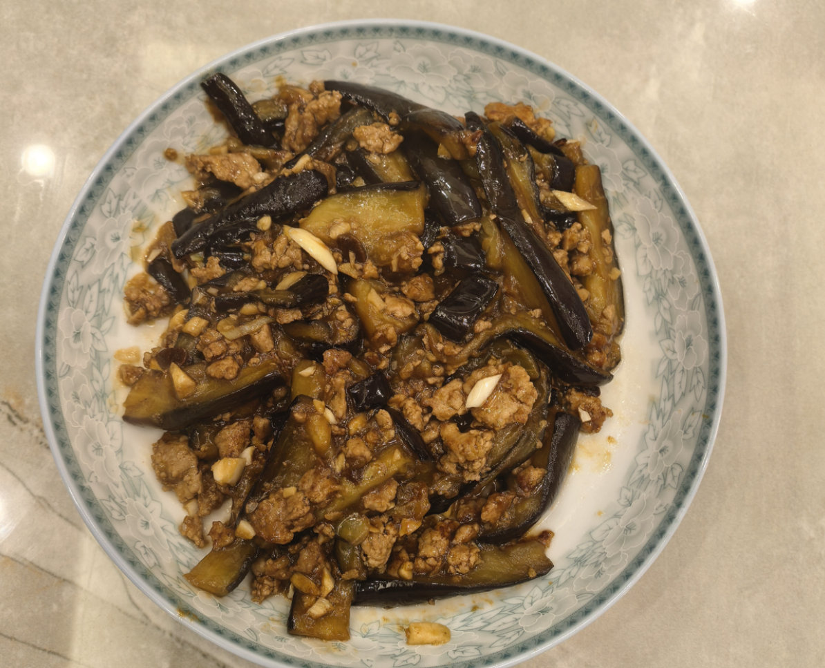 尝试着做了个肉沫茄子，还都挺爱吃