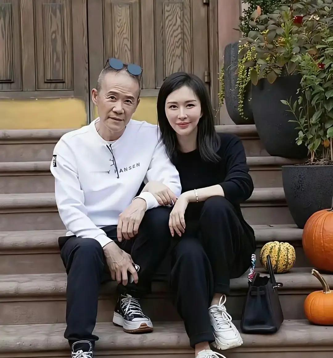 王石没点赞，婚变就来了？
这逻辑真让人笑掉大牙。
一场全民参与的婚姻保卫战，居然