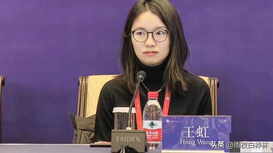 才发现，原来王虹才是狠人。

7月23日，美国费城国际数学家大会开幕式，菲尔兹奖