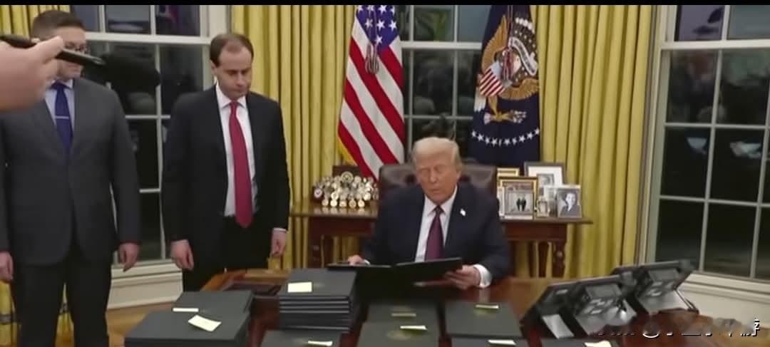 特朗普2.0时代一年：加征关税、巩固霸权地位引争议，激进手段评价两极，特朗普民调