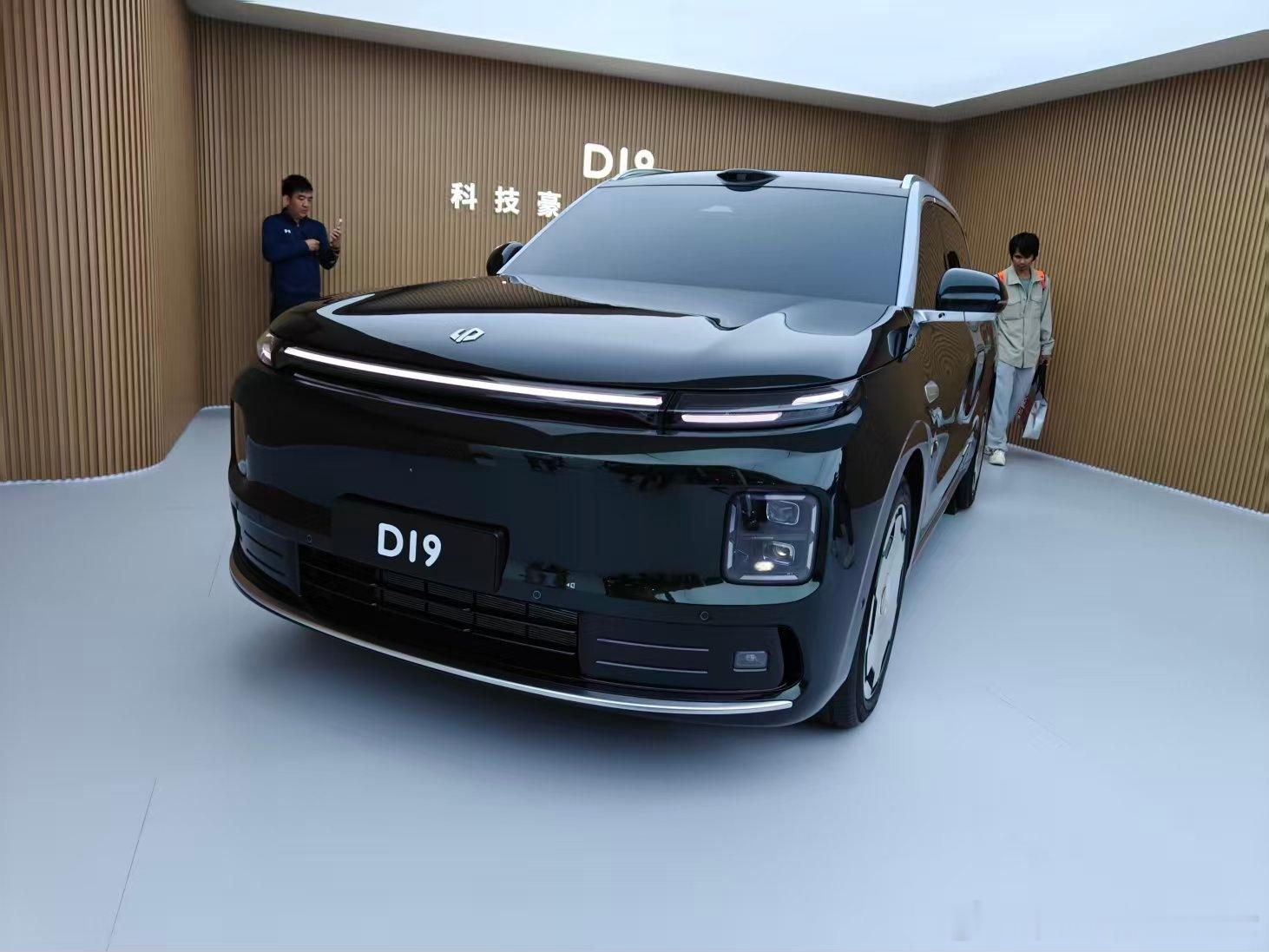 旗舰SUV遇上敞篷轿跑！今天逛了下广州车展,零跑展台给我留下了特别深刻的印象。整