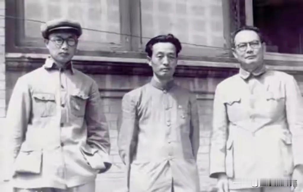 1949年，​叶剑英（右一）、李葆华（左一），​赵毅敏（左二）在北平的合影。此时