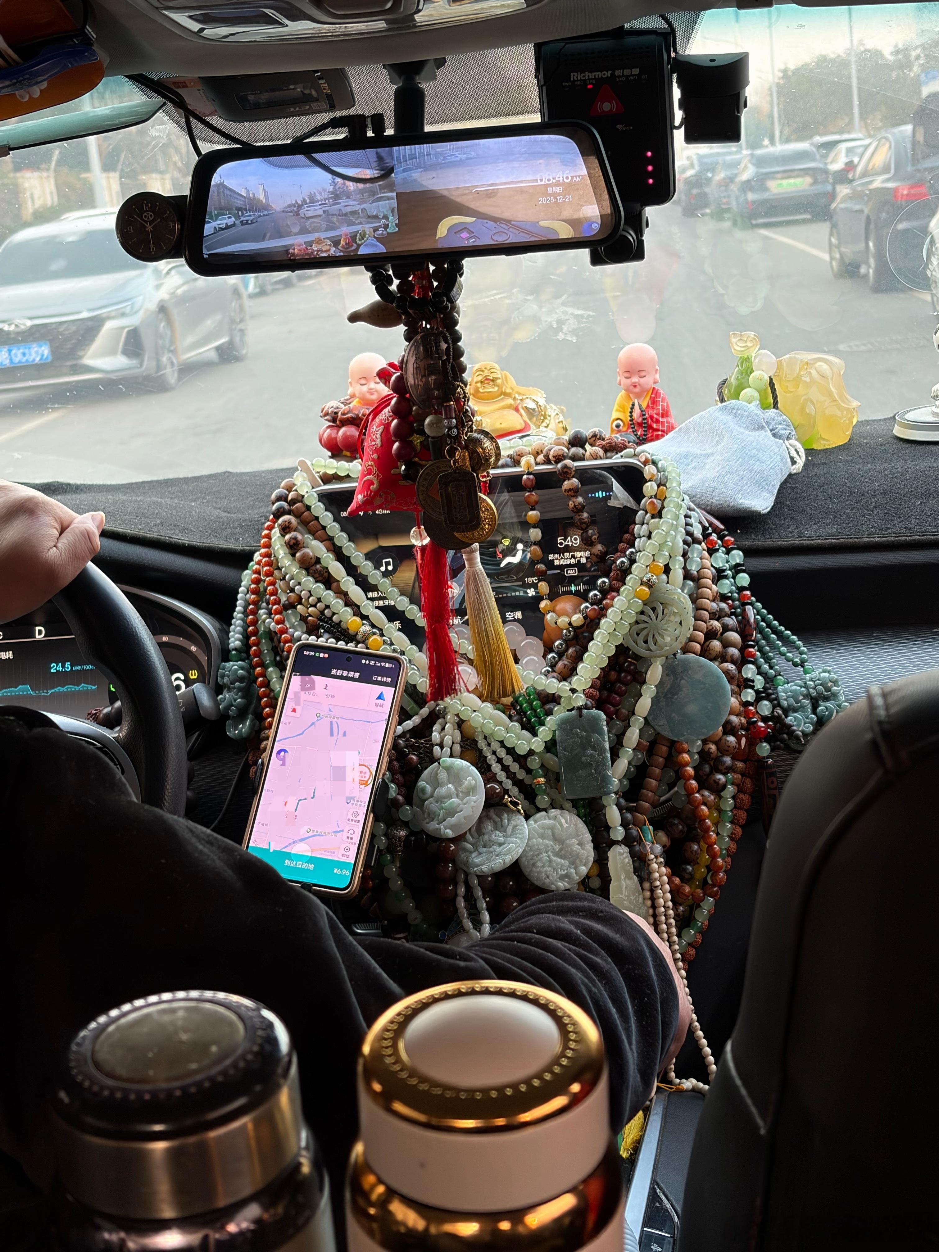 今早上打车遇到的，第一次见到挂这么多文玩的司机师傅，我也不太懂 只会喊牛掰 