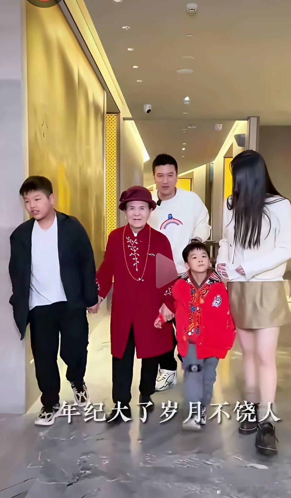 杨子这是发现离婚了自己没流量了，黄圣依反而发展越来越好，这不借着奶奶想孙子又开始